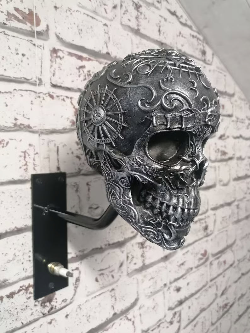 SkullRide Throne – Le support mural 2-en-1 pour casque et veste au style affirmé
