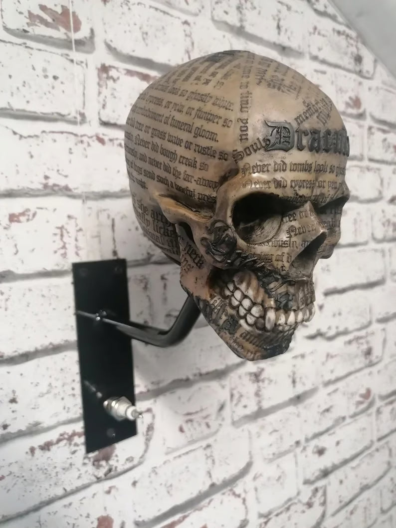 SkullRide Throne – Le support mural 2-en-1 pour casque et veste au style affirmé