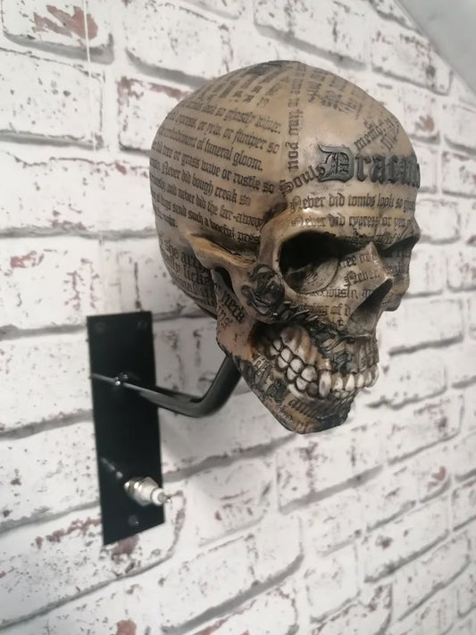SkullRide Throne – Le support mural 2-en-1 pour casque et veste au style affirmé