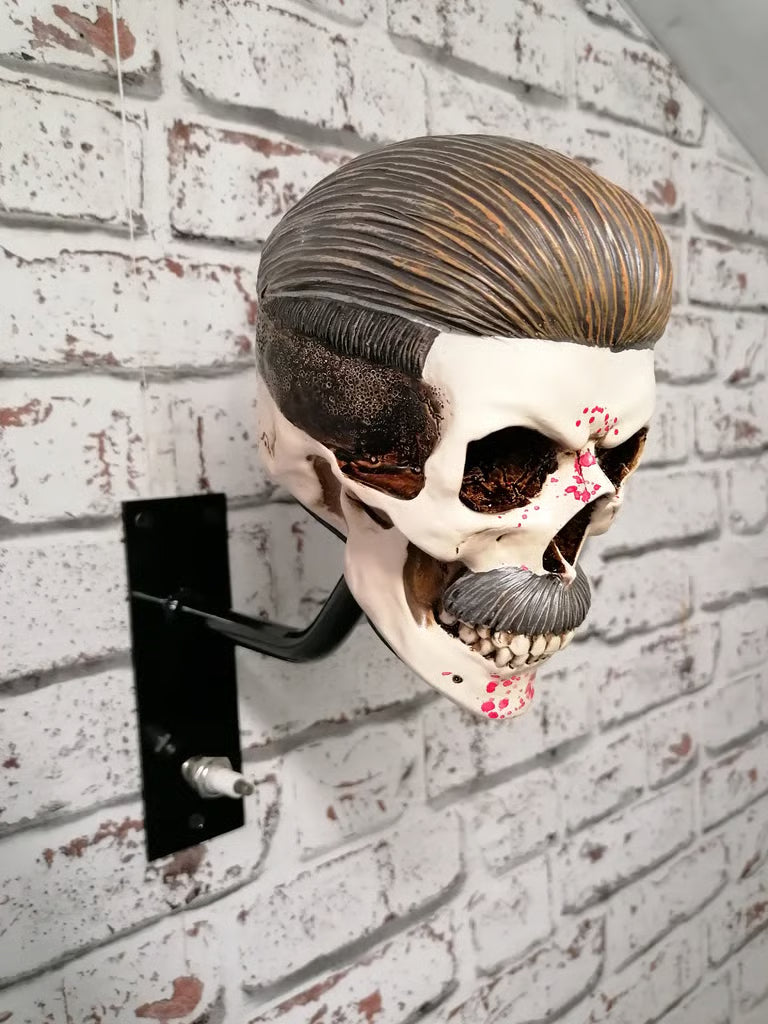 SkullRide Throne – Le support mural 2-en-1 pour casque et veste au style affirmé
