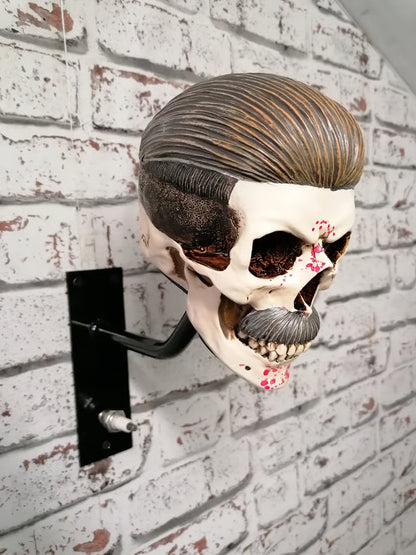 SkullRide Throne – Le support mural 2-en-1 pour casque et veste au style affirmé