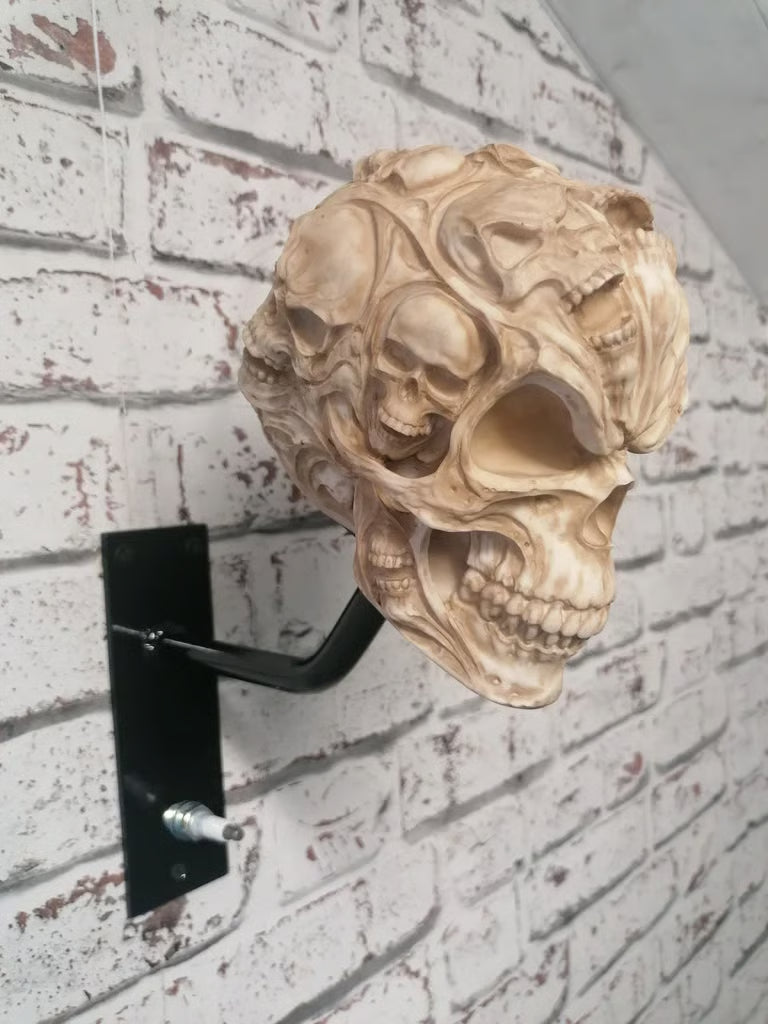 SkullRide Throne – Le support mural 2-en-1 pour casque et veste au style affirmé