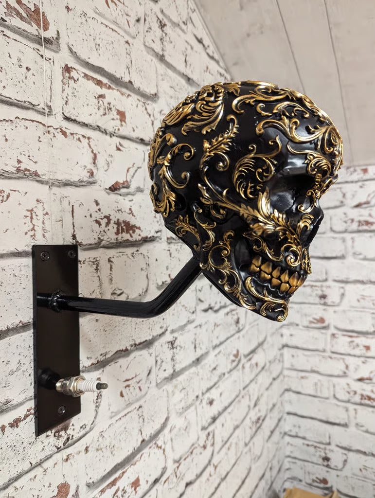SkullRide Throne – Le support mural 2-en-1 pour casque et veste au style affirmé