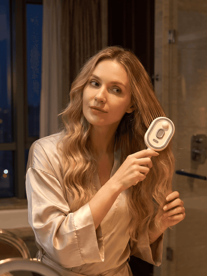 ScalpMist Pro – La brosse massante 2-en-1 avec spray nourrissant intégré