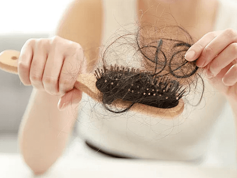 ScalpMist Pro – La brosse massante 2-en-1 avec spray nourrissant intégré