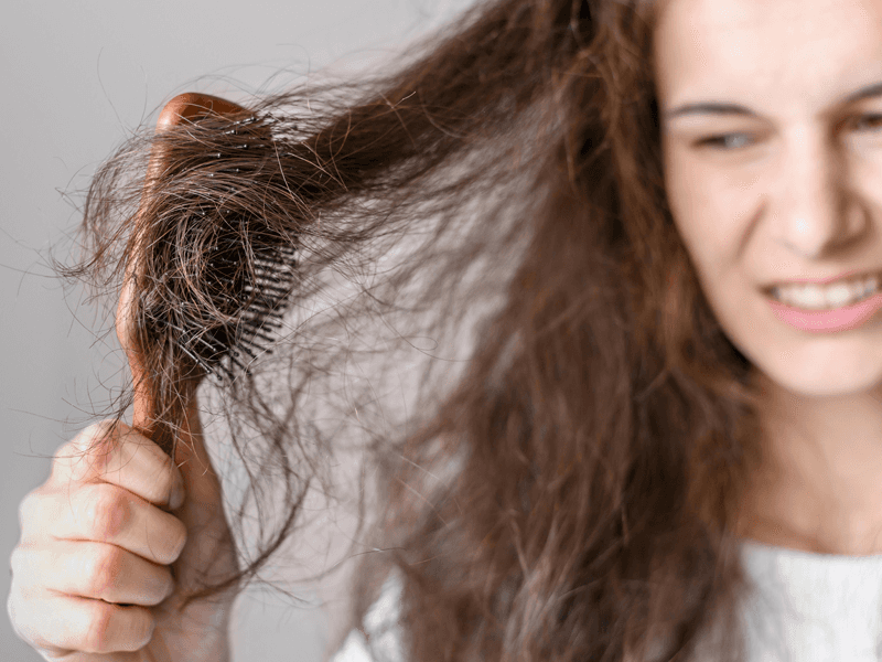 ScalpMist Pro – La brosse massante 2-en-1 avec spray nourrissant intégré