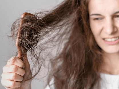 ScalpMist Pro – La brosse massante 2-en-1 avec spray nourrissant intégré